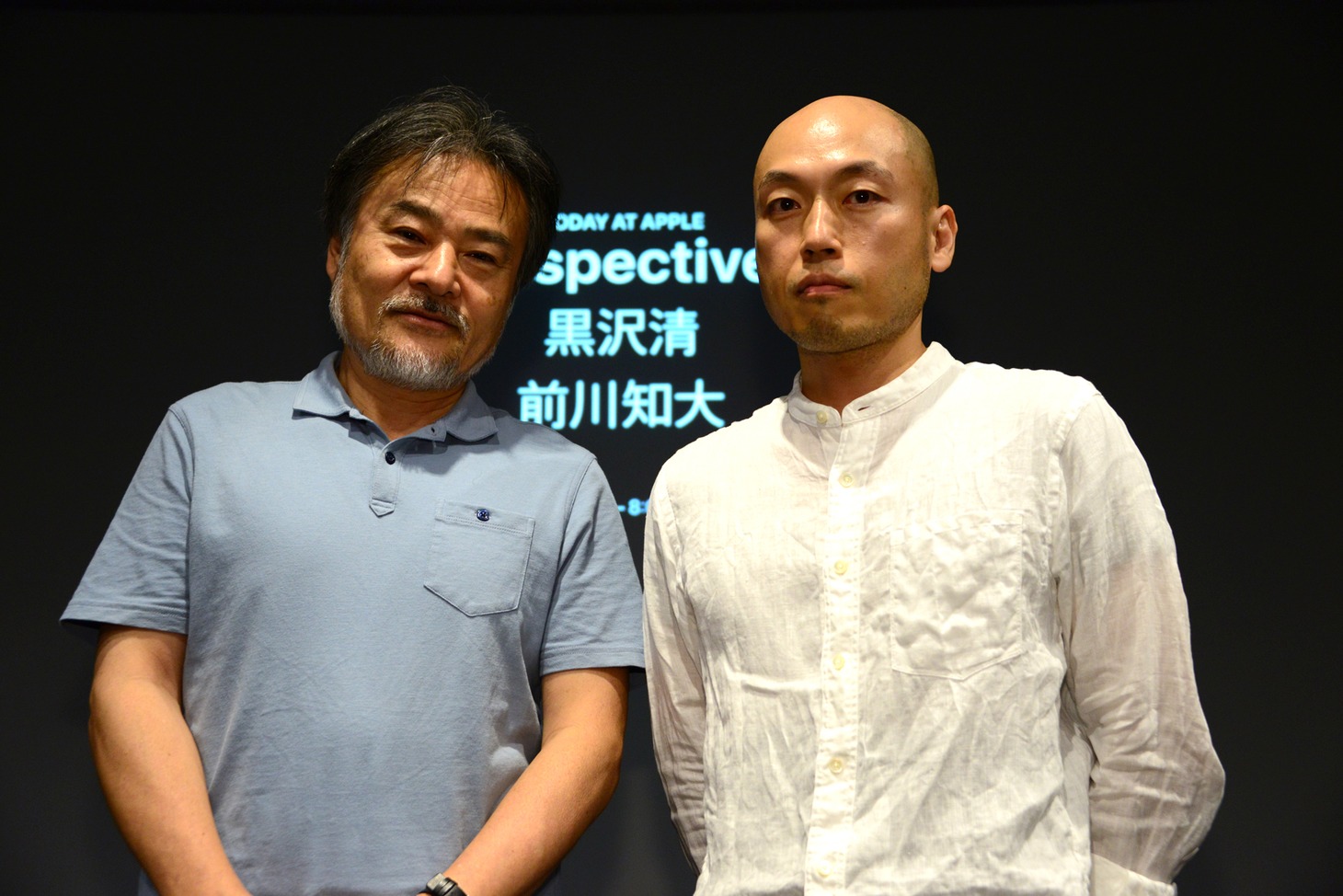 Perspectivesでのフォトセッションの様子。左から黒沢清、前川知大。