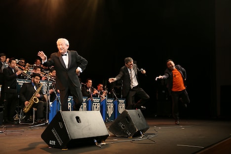 「小松政夫リスペクトライブ」より、小松政夫（前列左）。