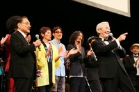 前列左から伊東四朗、小松政夫。