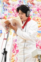 アフレコをする尾上松也。