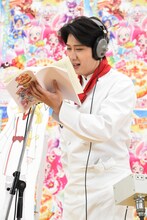 アフレコをする尾上松也。