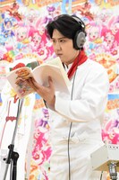 アフレコをする尾上松也。