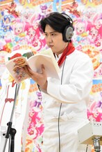 アフレコをする尾上松也。