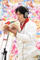 「トレビアーン！」とアフレコする尾上松也。