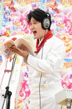 「トレビアーン！」とアフレコする尾上松也。