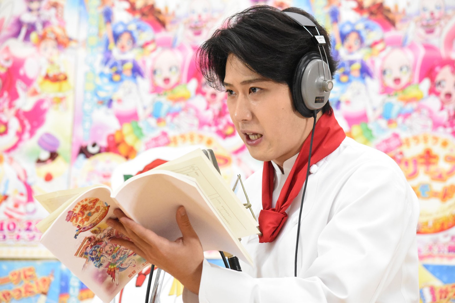 アフレコをする尾上松也。