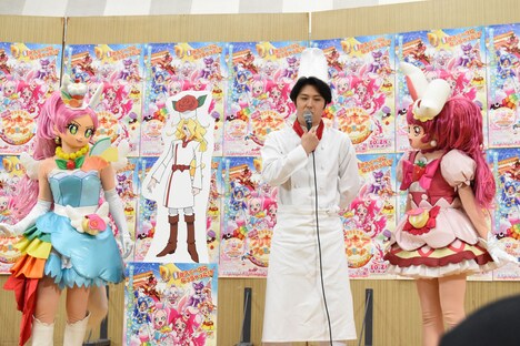 うなずきながら尾上松也（中央右）の話を聞くキュアパルフェ（左）とキュアホイップ（右）。