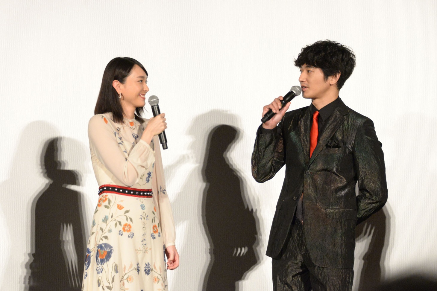 左から新垣結衣、瑛太。