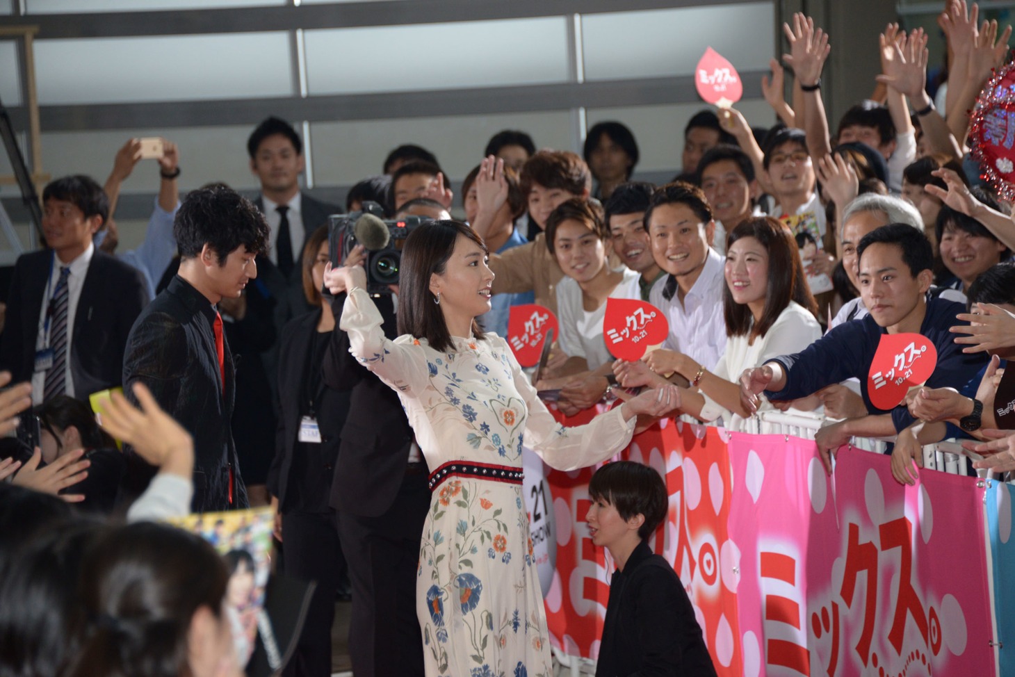 観客に向けてピンポン球を投げ込む新垣結衣。