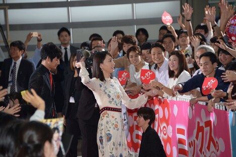 観客に向けてピンポン球を投げ込む新垣結衣。