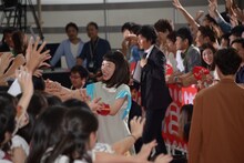 観客と触れ合う永野芽郁。