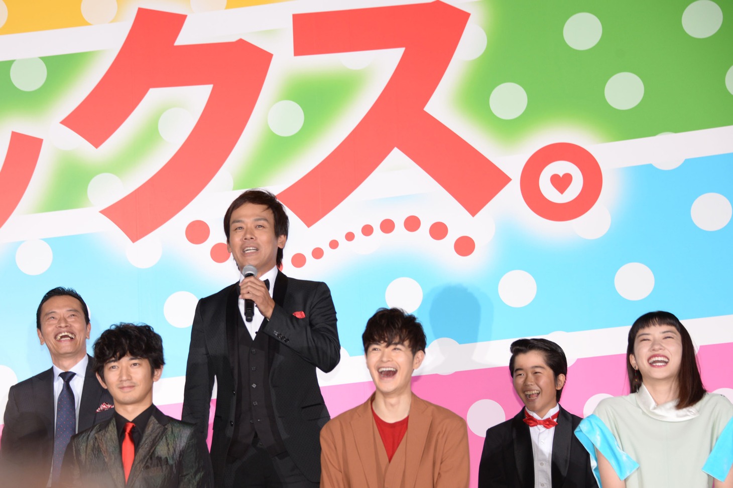 会場から笑いを巻き起こす森崎博之（中央奥）。