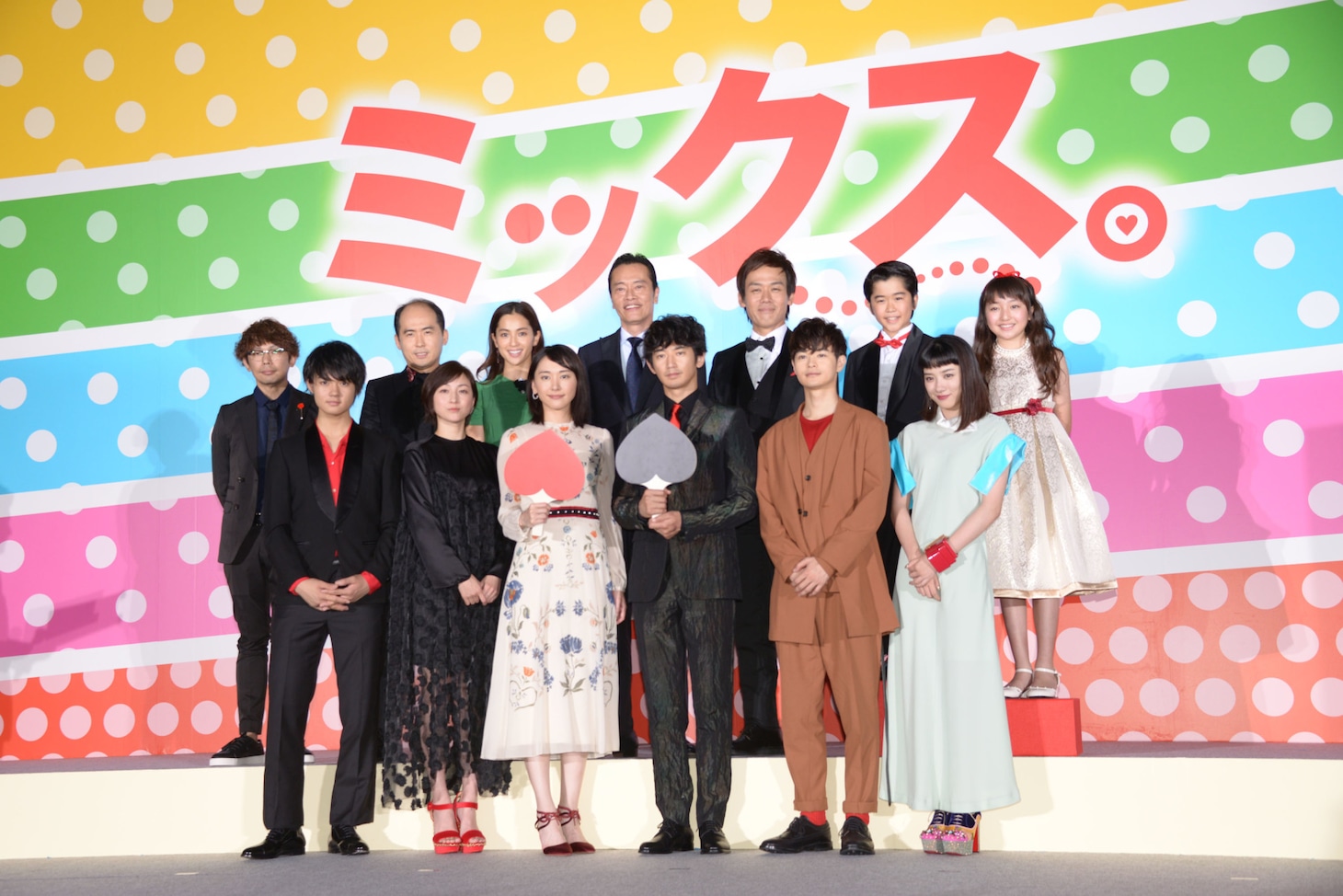 「ミックス。」完成記念イベントにて、下段左から佐野勇斗、広末涼子、新垣結衣、瑛太、瀬戸康史、永野芽郁。上段左から石川淳一、斎藤司、中村アン、遠藤憲一、森崎博之、鈴木福、谷花音。
