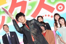 大きなラケットで客席にピンポン球を打ち込む瑛太。