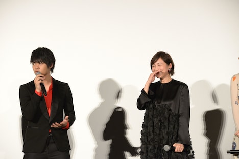 左から佐野勇斗、広末涼子。