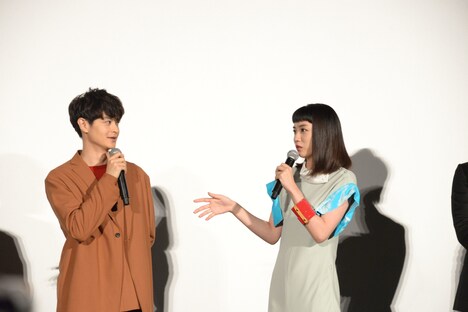 左から瀬戸康史、永野芽郁。