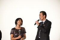 左から田中美佐子、遠藤憲一。