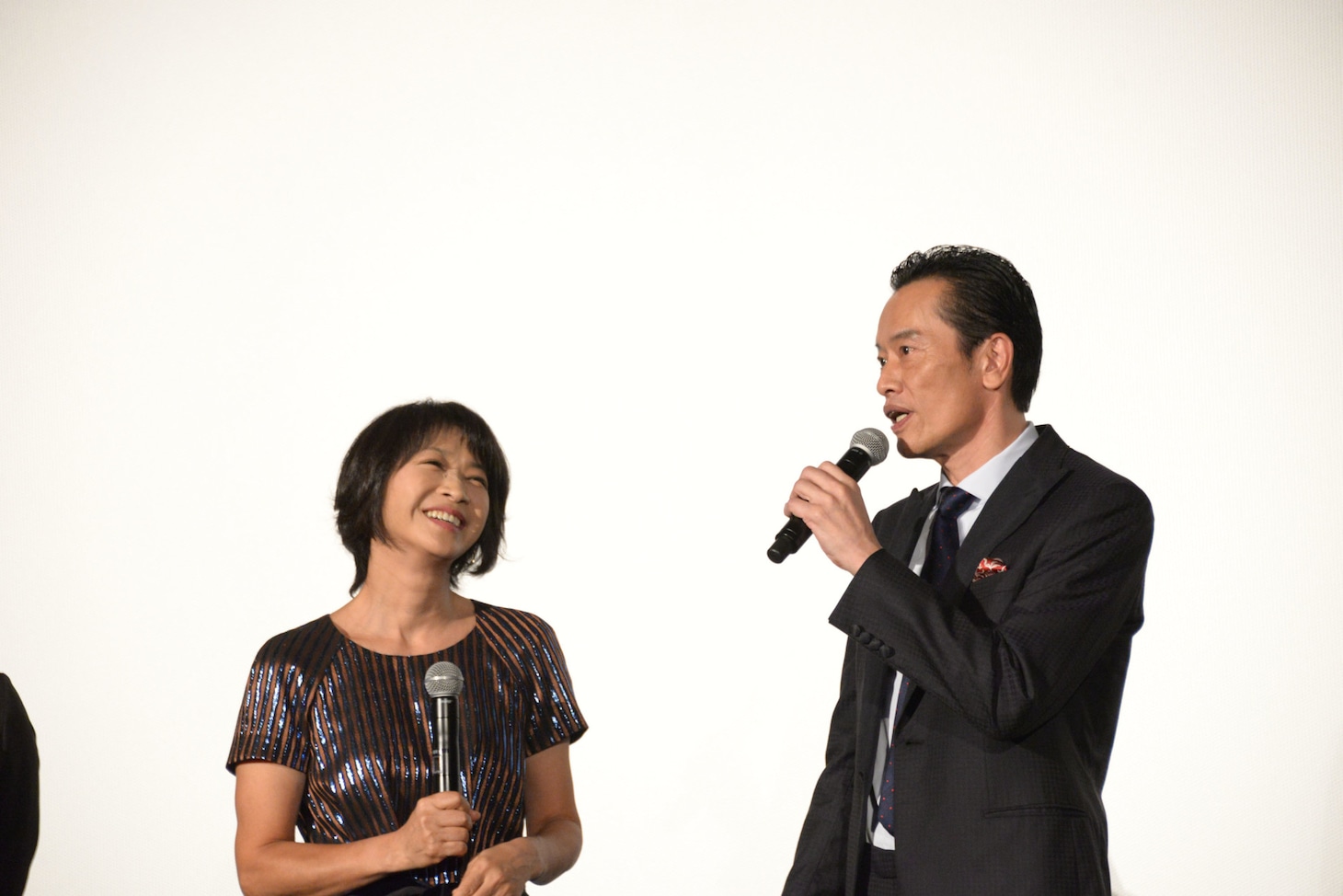 左から田中美佐子、遠藤憲一。