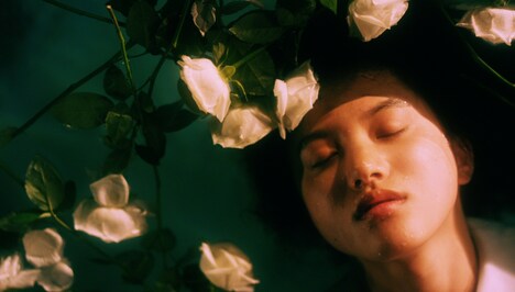 Rihwa「ミチシルベ」ミュージックビデオのワンシーン。