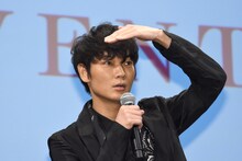 客席を見渡す綾野剛。
