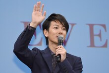 学生の観客に挙手をさせる佐藤健。