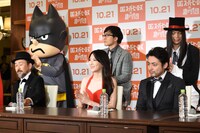 「DCスーパーヒーローズvs鷹の爪団」完成報告会見の様子。