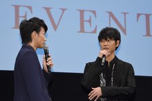 相談をする佐藤健（左）と綾野剛（右）。