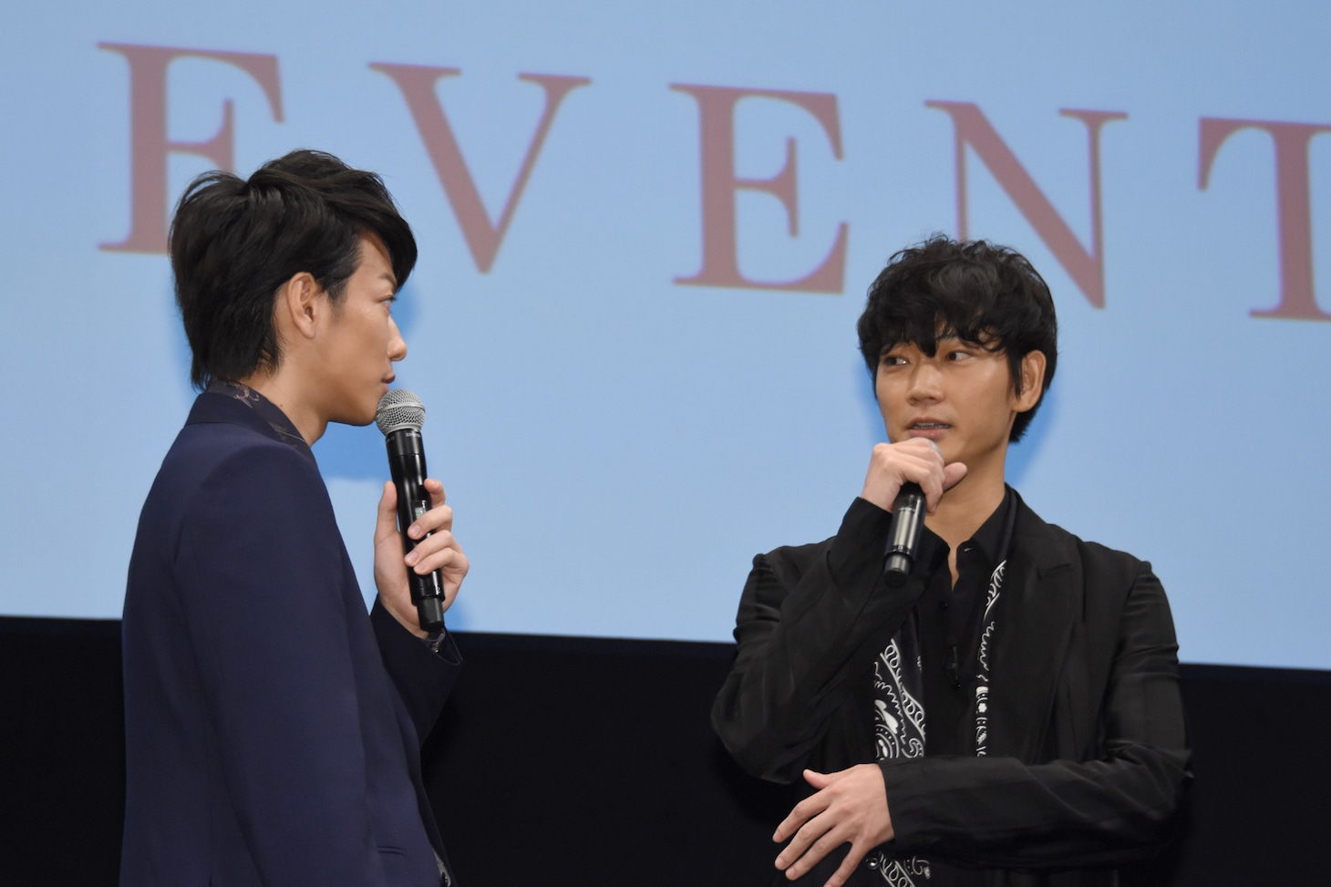 相談をする佐藤健（左）と綾野剛（右）。