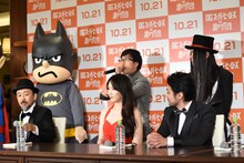 ラップを披露するDOTAMA（後列中央）。