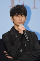 佐藤健のことを“たけちゃん”と呼ぶと明かした綾野剛。