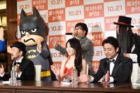 ラップを披露するDOTAMA（後列中央）。