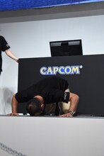 必殺技を披露することを求められ、土下座する西村瑞樹。