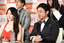 左から知英、山田孝之。