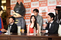 「DCスーパーヒーローズvs鷹の爪団」完成報告会見の様子。