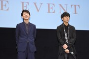 左から佐藤健、綾野剛。