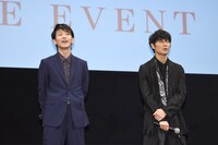 左から佐藤健、綾野剛。