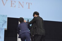 綾野剛（右）の邪魔をする佐藤健（左）。