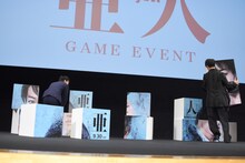 パズルに取り組む佐藤健（左）と綾野剛（右）。