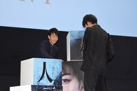 綾野剛（右）の邪魔をする佐藤健（左）。