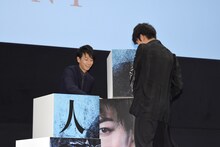 綾野剛（右）の邪魔をする佐藤健（左）。