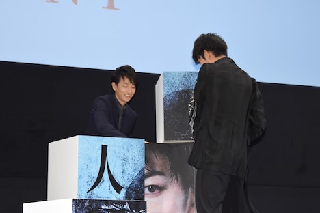 綾野剛(右)の邪魔をする佐藤健(左)。