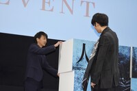 左から佐藤健、綾野剛。