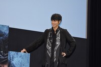 勝利を確信し、余裕の表情を見せる綾野剛。