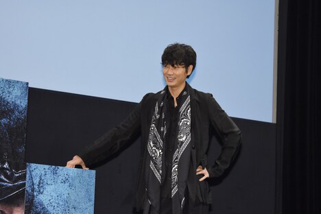 勝利を確信し、余裕の表情を見せる綾野剛。