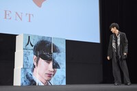 佐藤健のいたずらに気付いた綾野剛。