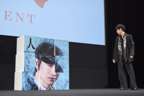 佐藤健のいたずらに気付いた綾野剛。