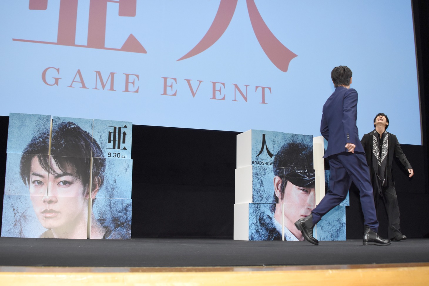 綾野剛（右）のもとへ駆け寄る佐藤健（左）。