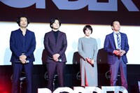 左から青木崇高、小栗旬、波瑠、遠藤憲一。