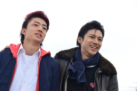 「デメキン」より、健太郎演じる正樹（左）と山田裕貴演じる厚成（右）。