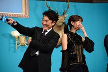 左から市村正親、石橋杏奈。